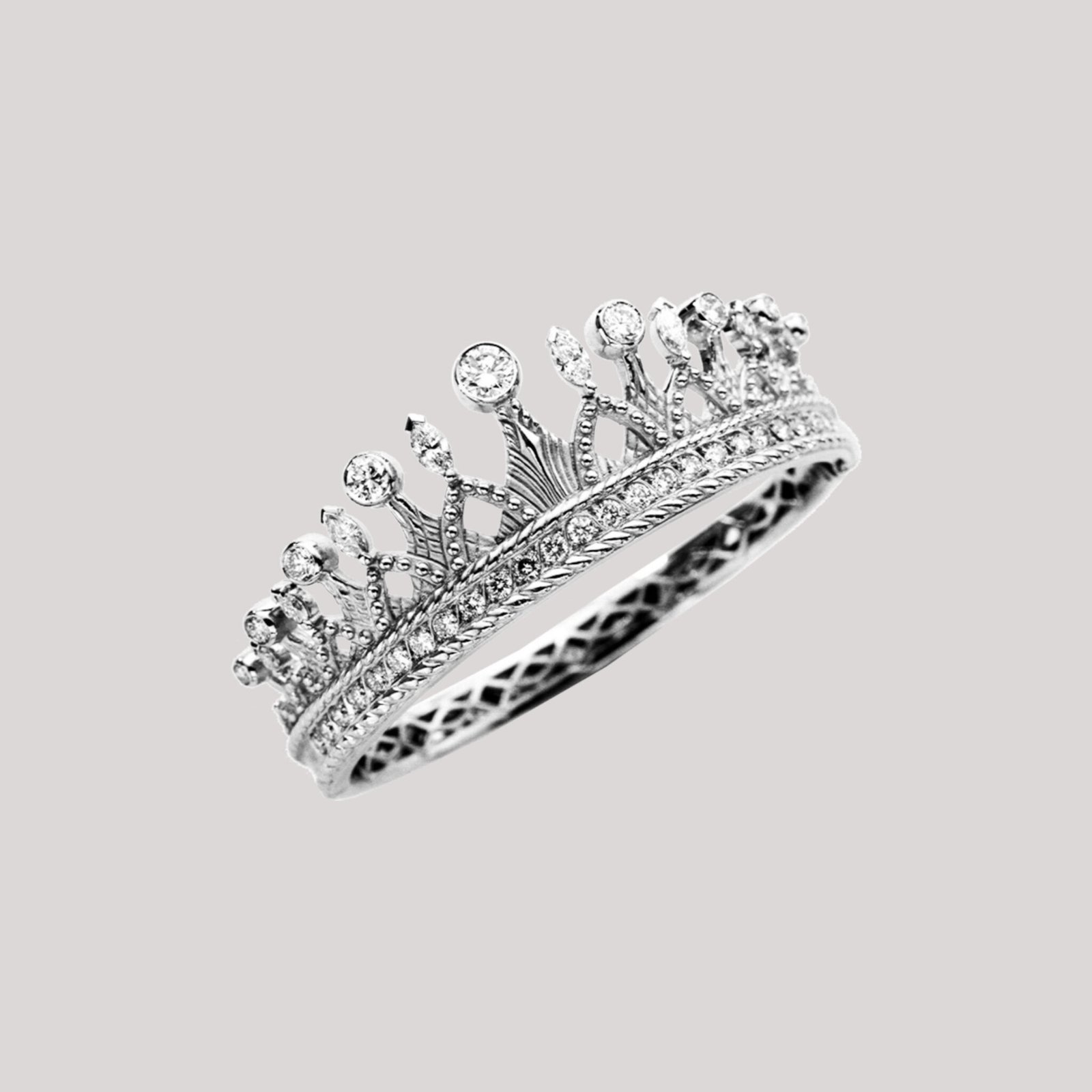 Vintage jewelry and accessories in Dubai
